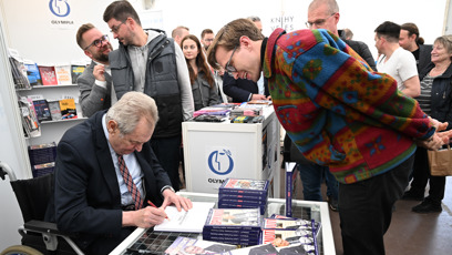 FOTO: Miloš Zeman se podepisoval fanouškům.