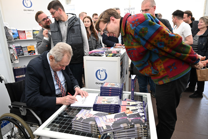 Miloš Zeman se podepisoval fanouškům. 