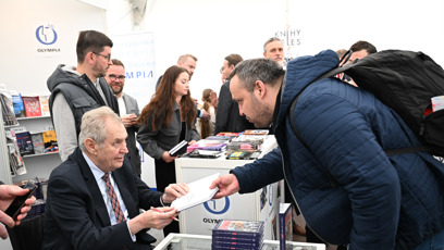 FOTO: Na Miloše čekal zástup lidí.