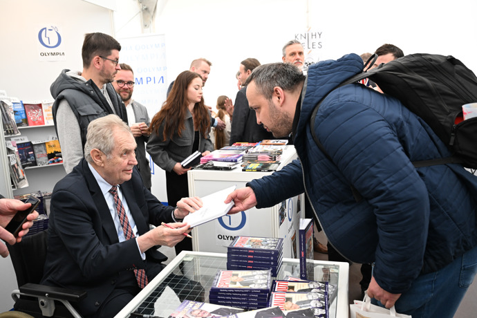 Na Miloše čekal zástup lidí. 