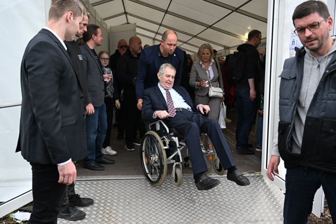 Miloš Zeman na akci Svět knihy.