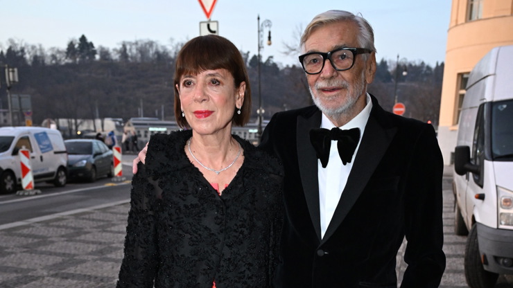 Nekorunovaný prezident českých filmařů Jiří Bartoška se svou krásnou manželkou Andreou. 