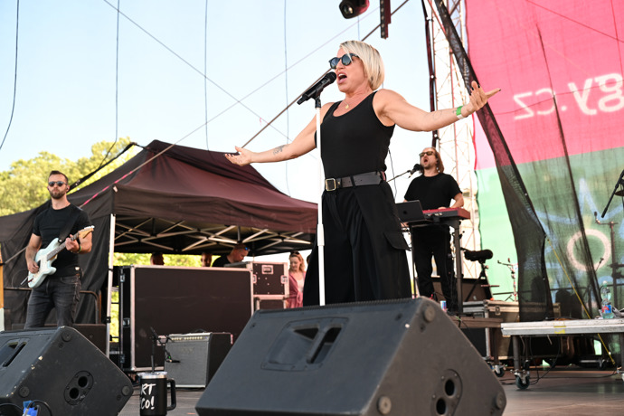 Martina Pártlová zazpívala.