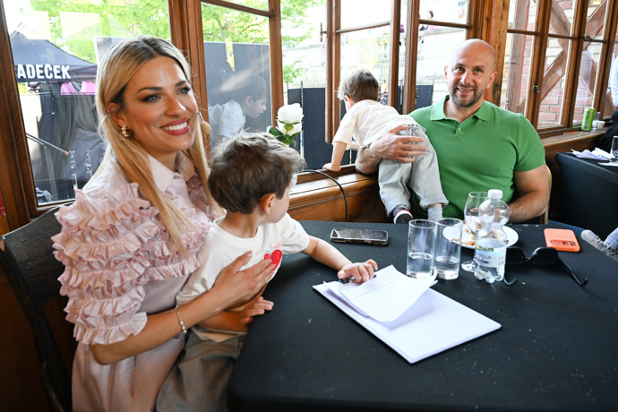 Eva Perkausová s dětmi a partnerem.