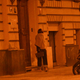 Daniela Brzobohatá spatřena, jak míří do bytu, který sdílí s manželem Ondřejem Brzobohatým na Smíchově.