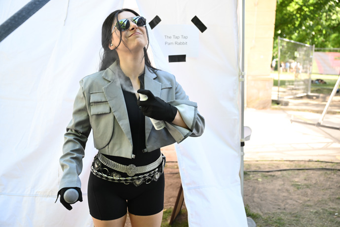Pam Rabbit v zákulisí festivalu Mezi ploty 2026.