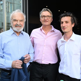 Tři generace Svěráků na jedné fotce - Zdeněk, Jan a František se představili na premiéře filmu Pět švestek.