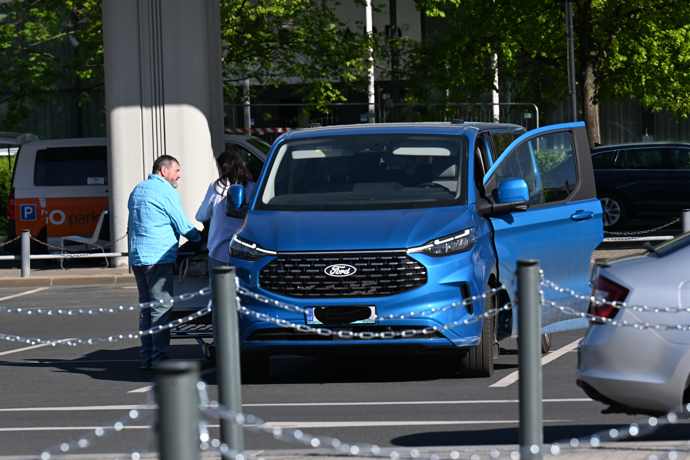 Josef Kokta a Ornella Koktová před autem.