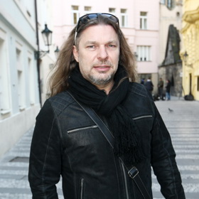Také Petr Kolář má image spojenou s dlouhými vlasy. 