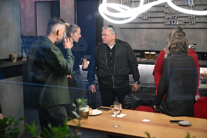 Před premiérou se všichni pustili do občerstvení. 