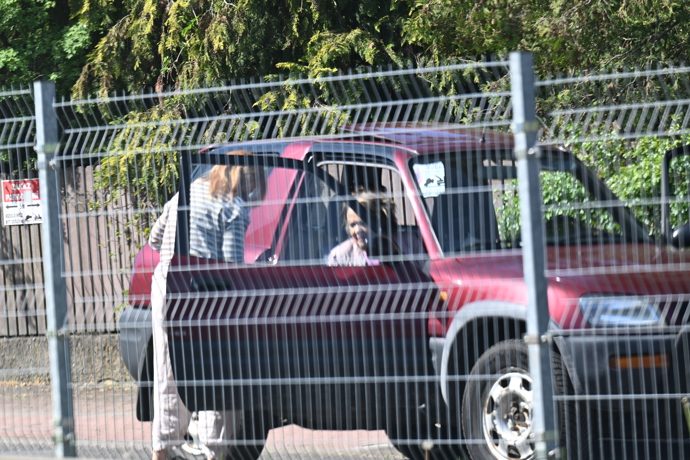 Jiřina Bohdalová vystupuje z auta.