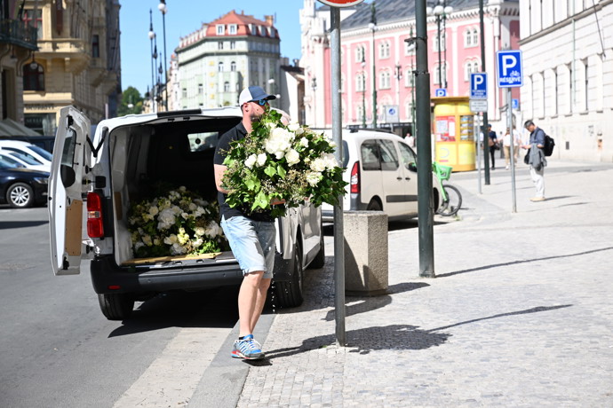 Přípravy na oslavu Jiřiny Bohdalové.