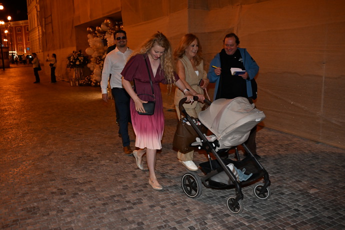 Simona Stašová se synem a vnukem v kočárku.