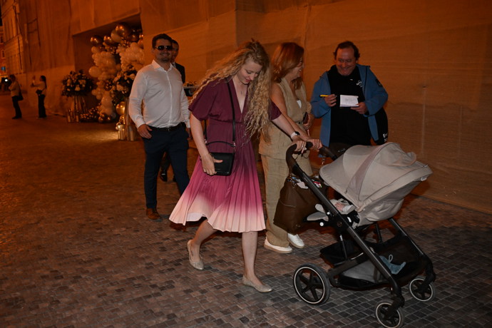Simona Stašová odcházela s rodinou.