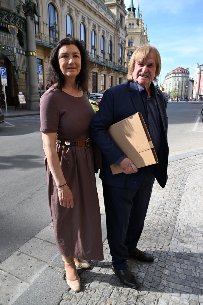 Karel Vágner přijel i s dárkem.