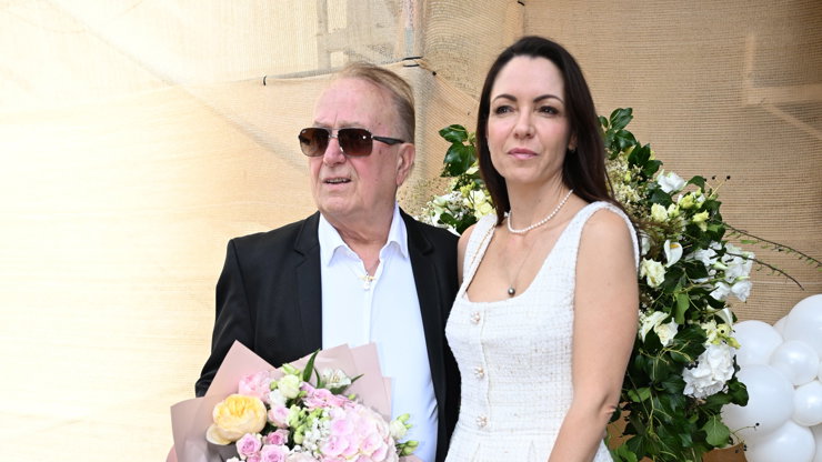 Petr Janda dorazil s manželkou na oslavu narozenin Jiřiny Bohdalové. Oba šetřili úsměvy.
