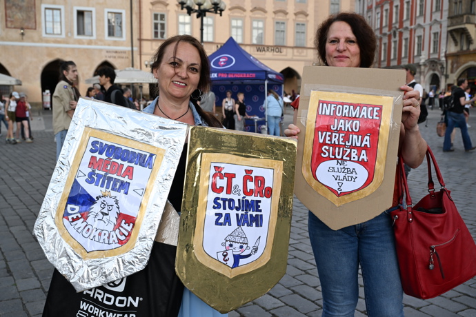 Ženy s transparenty.