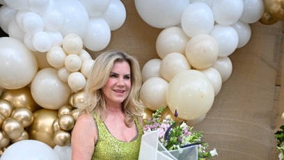 FOTO: Leona Machálková donesla Jiřině Bohdalové krásnou kytici.