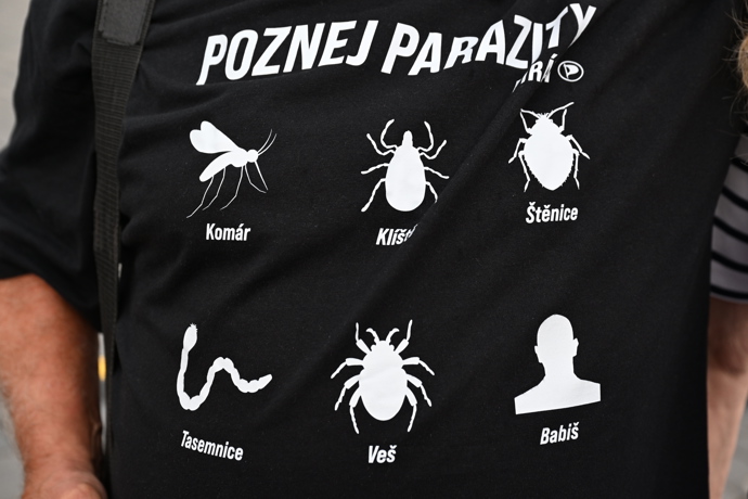 Detail trička demonstranta.