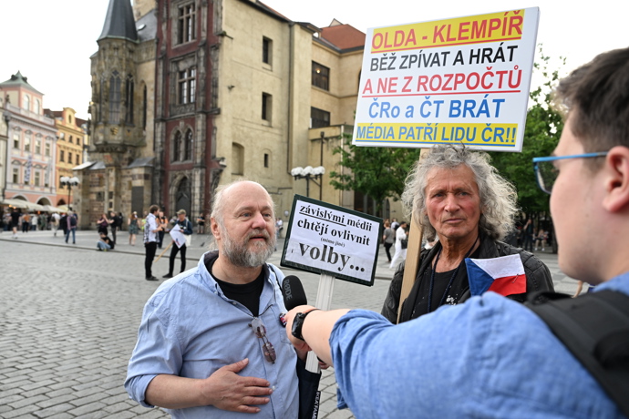 Demonstrant na Staroměstském náěmstí.