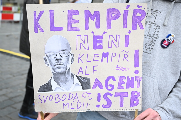 Jeden z transparentů.