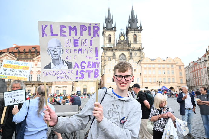 Demonstrant na Staroměstském náměstí.