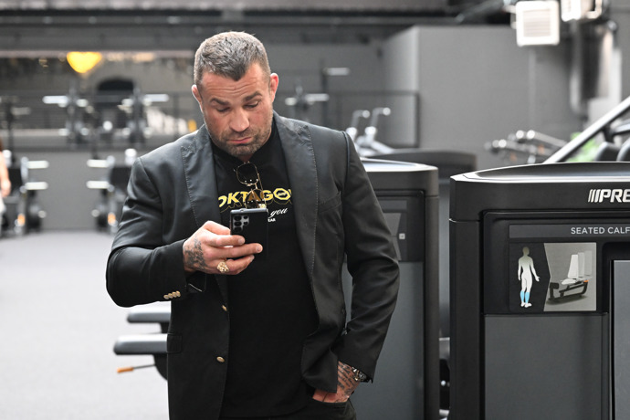 Věmola neustále něco hledal na telefonu.