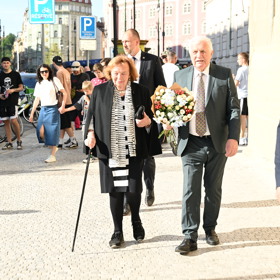 Václav Klaus přichází na oslavu.