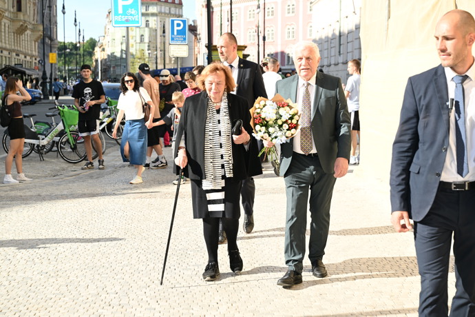 Václav Klaus přichází na oslavu.