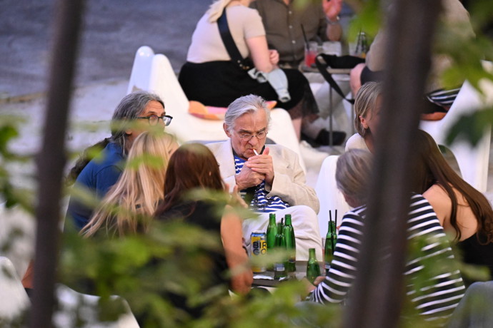 Oldřich Kaiser si dal cigaretku.