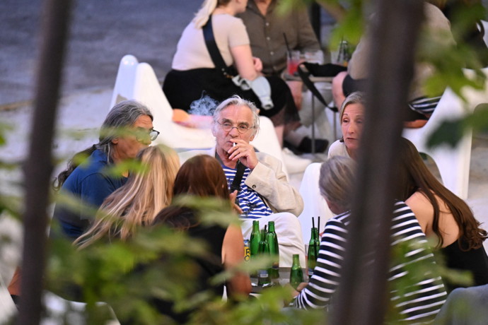 Oldřich Kaiser si dal cigaretku.
