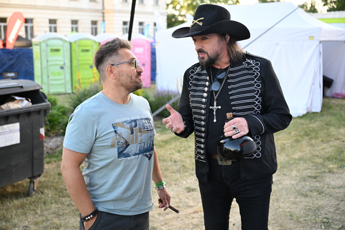 Rockový zpěvák a kytarista Robert Kodym na festivalu Mezi ploty 2026.
