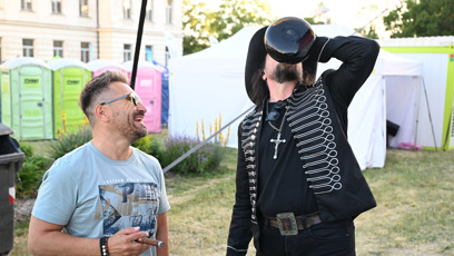 FOTO: Rockový zpěvák a kytarista Robert Kodym se předtím posilnil pitím.