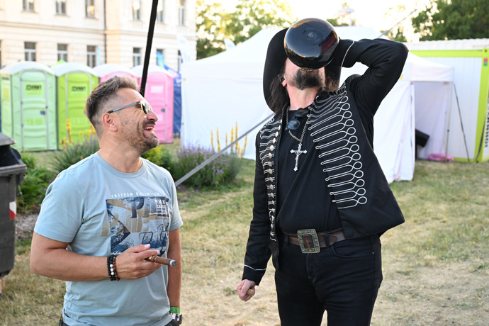 Rockový zpěvák a kytarista Robert Kodym se předtím posilnil pitím. 