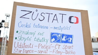 FOTO: Lidé demonstrují za veřejnoprávní média.
