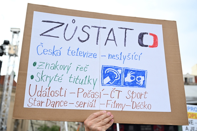 Lidé demonstrují za veřejnoprávní média.