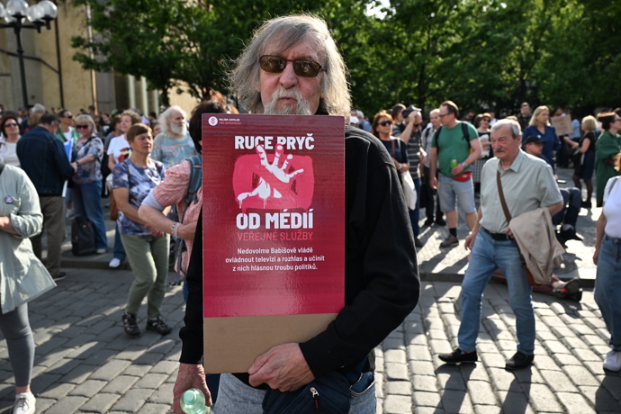 Demonstrant s transparentem. 