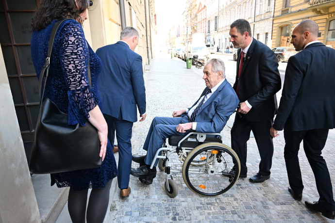 Miloš Zeman přijíždí na oslavu.