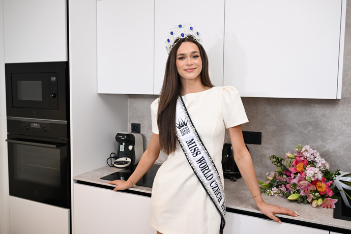 Lucie Pisková v nové kuchyni. 
