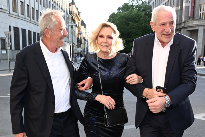 Helena Vondráčková s doprovodem.