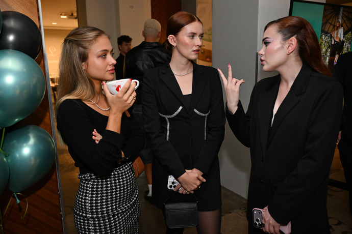 Denisa a Johy ze Survivoru při konverzaci s influencerkou Kristal Shine.
