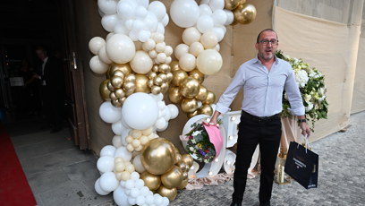 FOTO: Martin Hofmann donesl Jiřině Bohdalové krásnou kytici a dáreček.