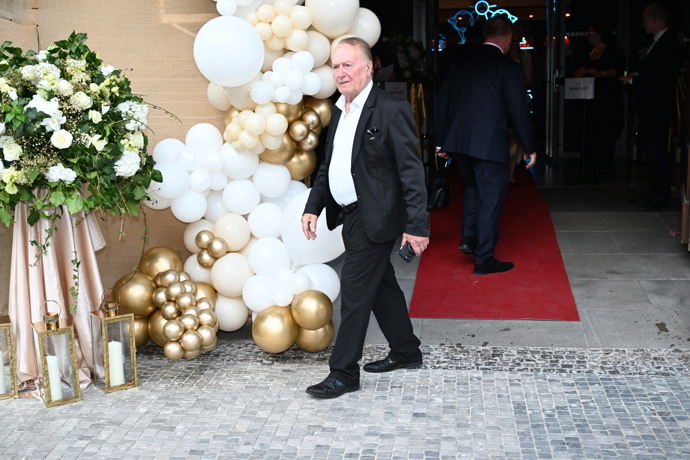 Petr Janda odcházel z narozenin Jiřiny Bohdalové sám.