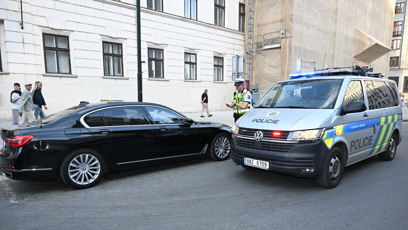 FOTO: Václav Klaus přijel autem, které mu někdo ťuknul.