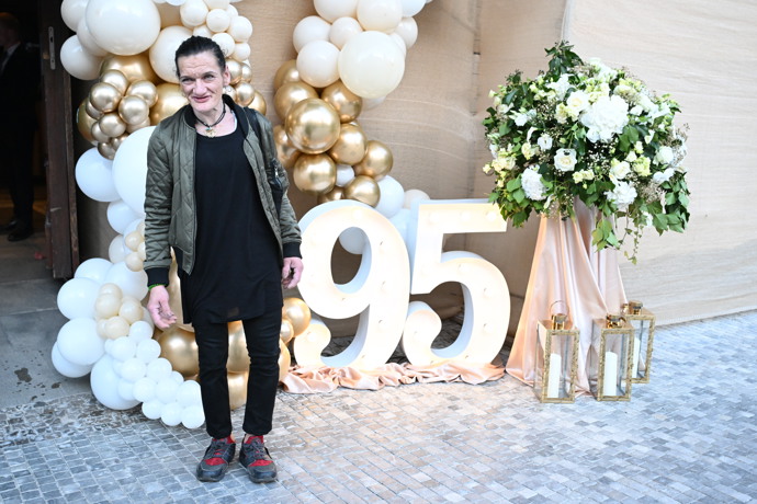 Katka Bradáčová se vyfotila u vchodu do Hybernie, kde Jiřina Bohdalová slavila 95.