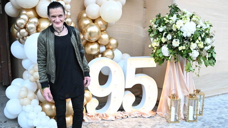 Katka Bradáčová se vyfotila u vchodu do Hybernie, kde Jiřina Bohdalová slavila 95.