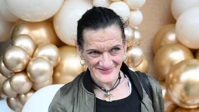 FOTO: Katka Bradáčová se vyfotila u vchodu do Hybernie, kde Jiřina Bohdalová slavila 95.