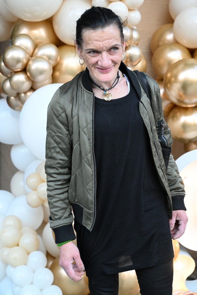 Katka Bradáčová se vyfotila u vchodu do Hybernie, kde Jiřina Bohdalová slavila 95.