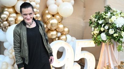 FOTO: Katka Bradáčová se vyfotila u vchodu do Hybernie, kde Jiřina Bohdalová slavila 95.