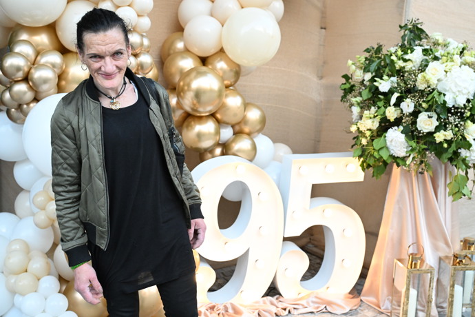 Katka Bradáčová se vyfotila u vchodu do Hybernie, kde Jiřina Bohdalová slavila 95.
